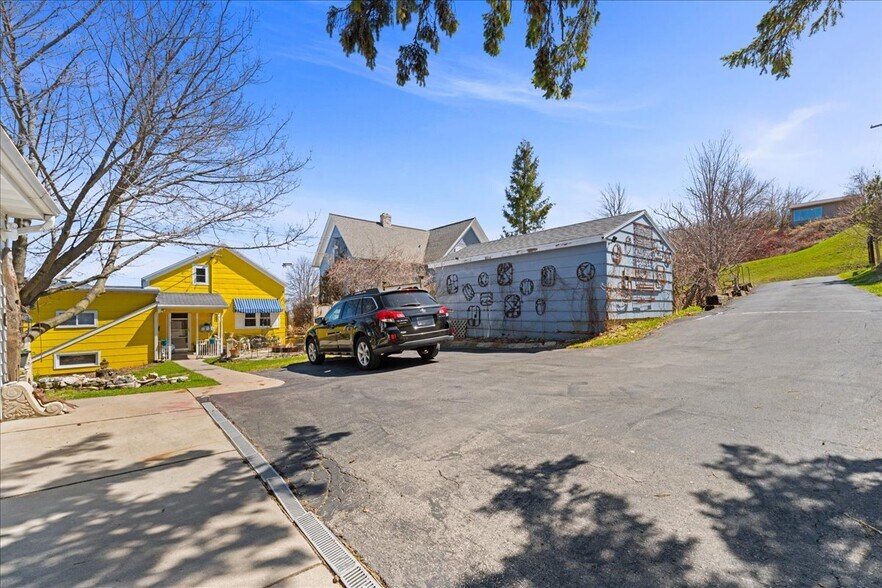 More Photos Of 517 Milwaukee St, Kewaunee General Retail For Sale