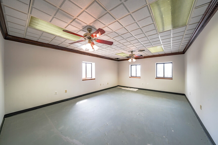 More Photos Of 8023 Malcolm Rd, Clinton Medical For Lease