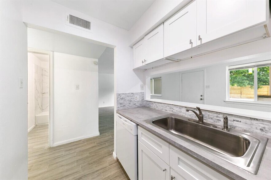 More Photos Of 1312 W Adoue St, Alvin Apartments For Sale