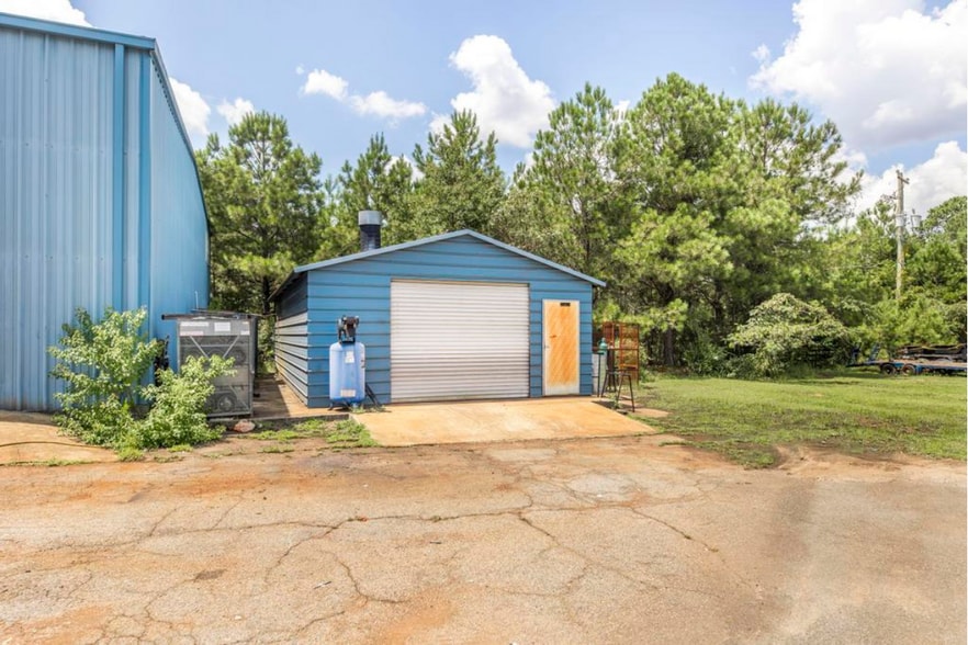 More Photos Of 808 Industrial Way, Warner Robins Warehouse For Lease