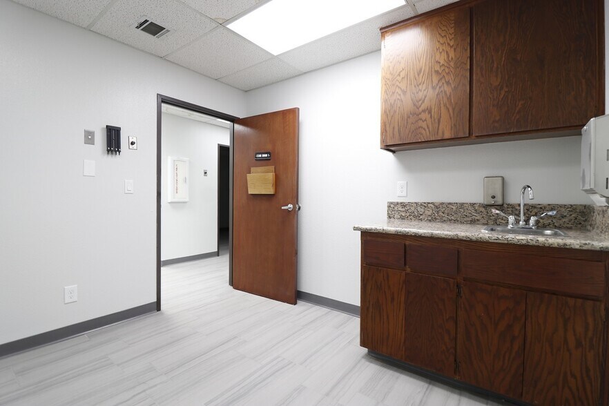 More Photos Of 16017 Tuscola Rd, Apple Valley Medical For Lease
