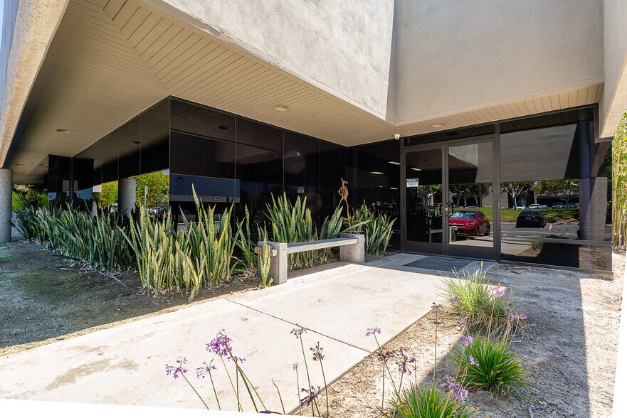 More Photos Of 6675 Mesa Ridge Rd, San Diego Office For Lease