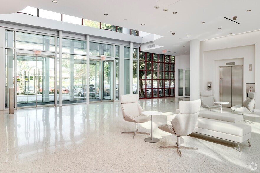 More Photos Of 381 Elden St, Herndon Office For Lease