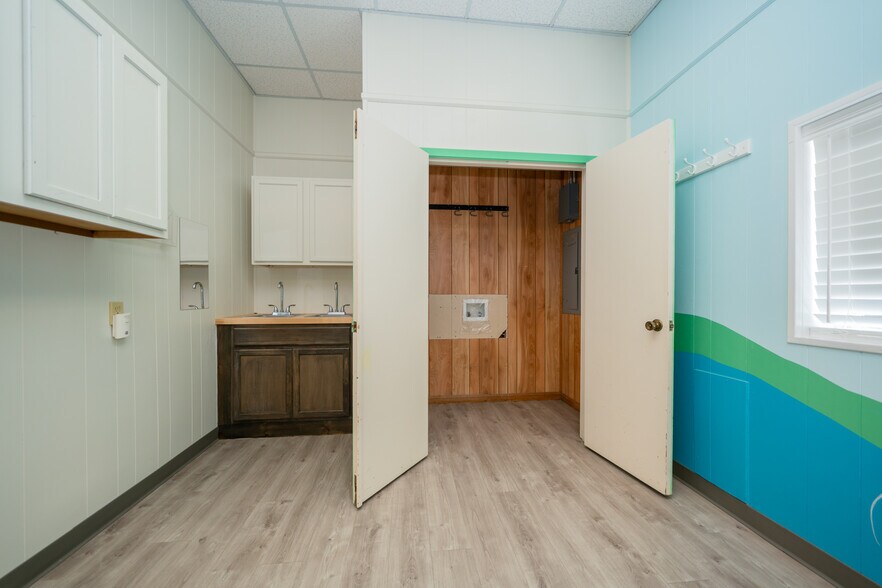 More Photos Of 1809 Alpine Rd, Longview Office For Sale