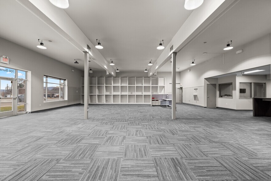 More Photos Of 115 1/2 W Wyoming St, Kalispell Showroom For Lease