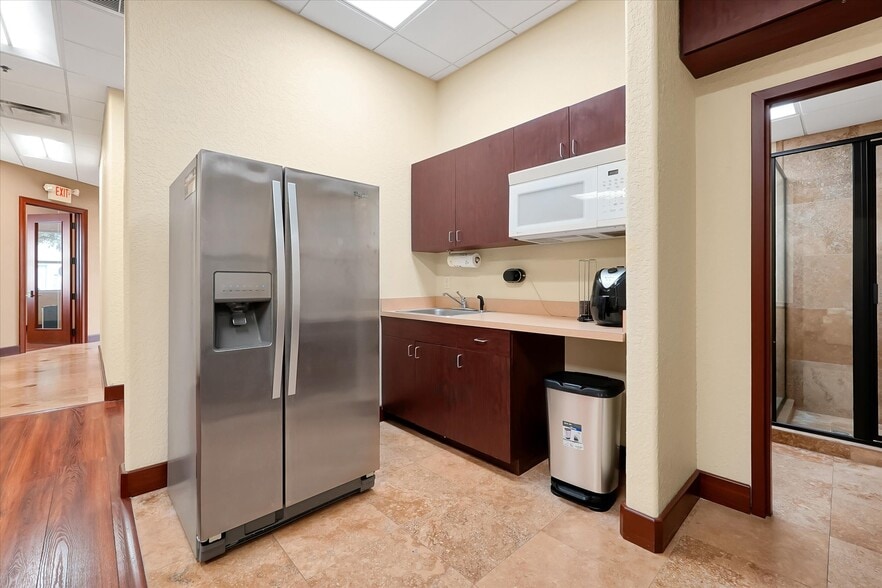 More Photos Of 8810 Commodity Cir, Orlando Showroom For Lease