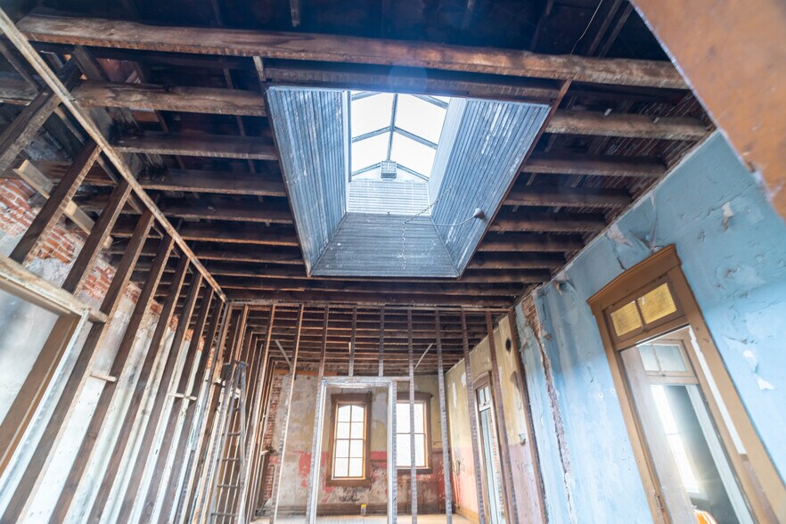 More Photos Of 217 W Main St, Washington General Retail For Sale