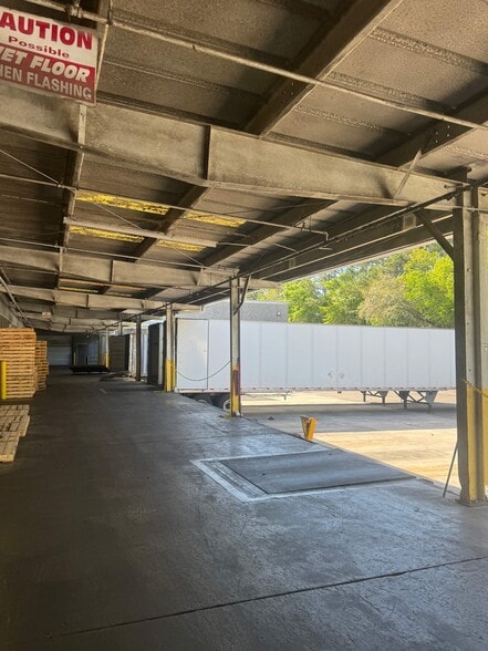 More Photos Of 600 Ellis Rd N, Jacksonville Warehouse For Lease