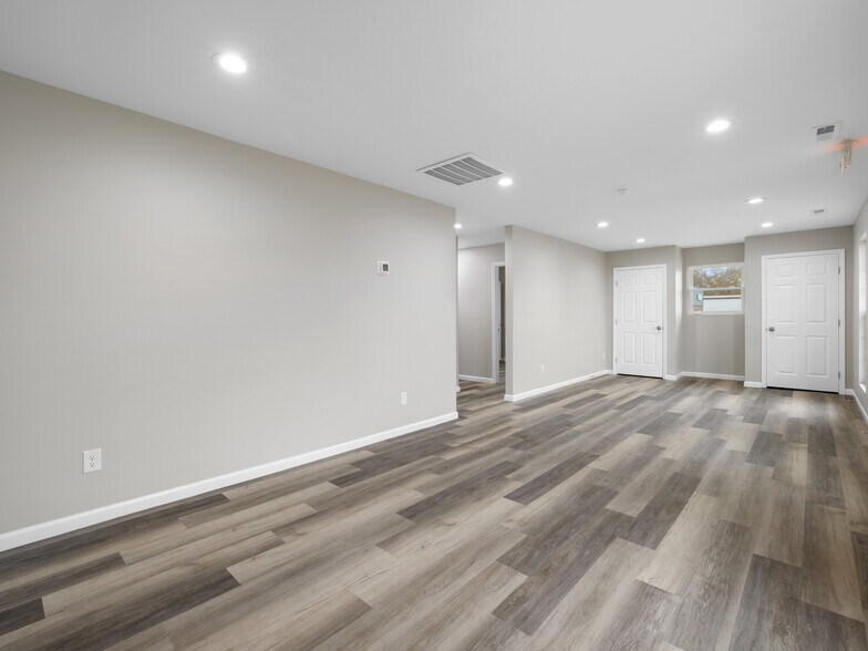 More Photos Of 3261 New Bern Hwy, Jacksonville Light Distribution For Sale