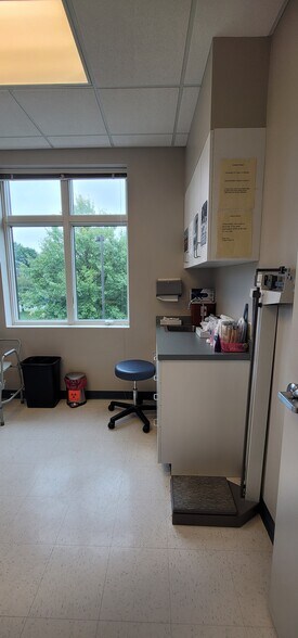More Photos Of 46161 Westlake Dr, Sterling Office For Sale