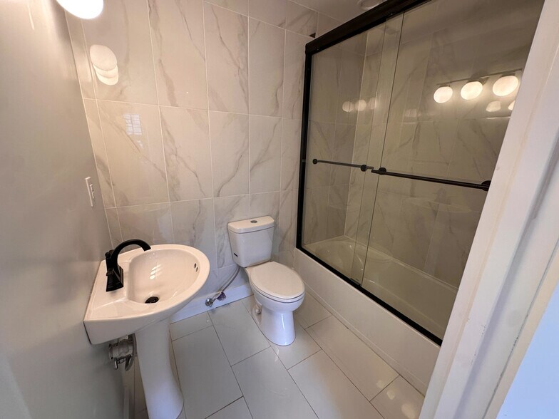 More Photos Of 2709 Westerville Rd, Columbus Light Manufacturing For Sale