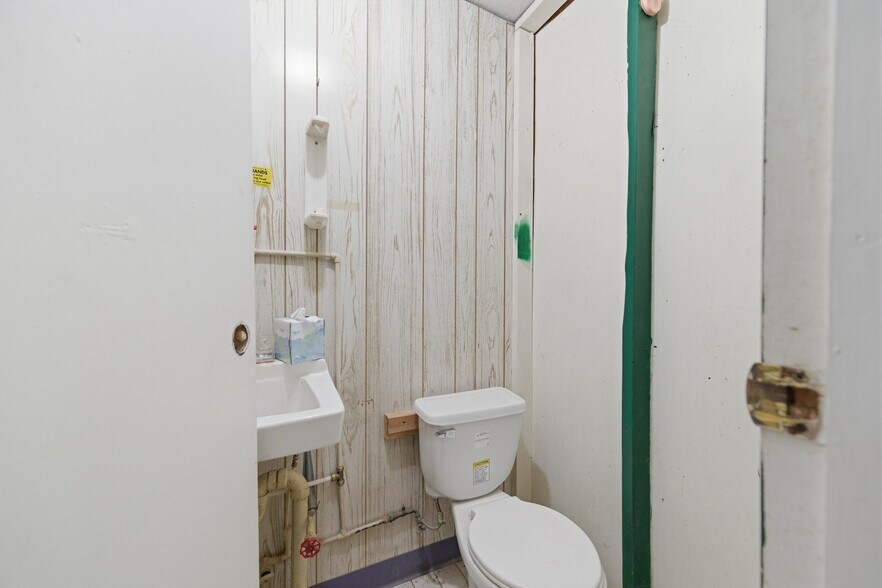 More Photos Of 198 N Main St, Salem Storefront Retail Residential For Sale