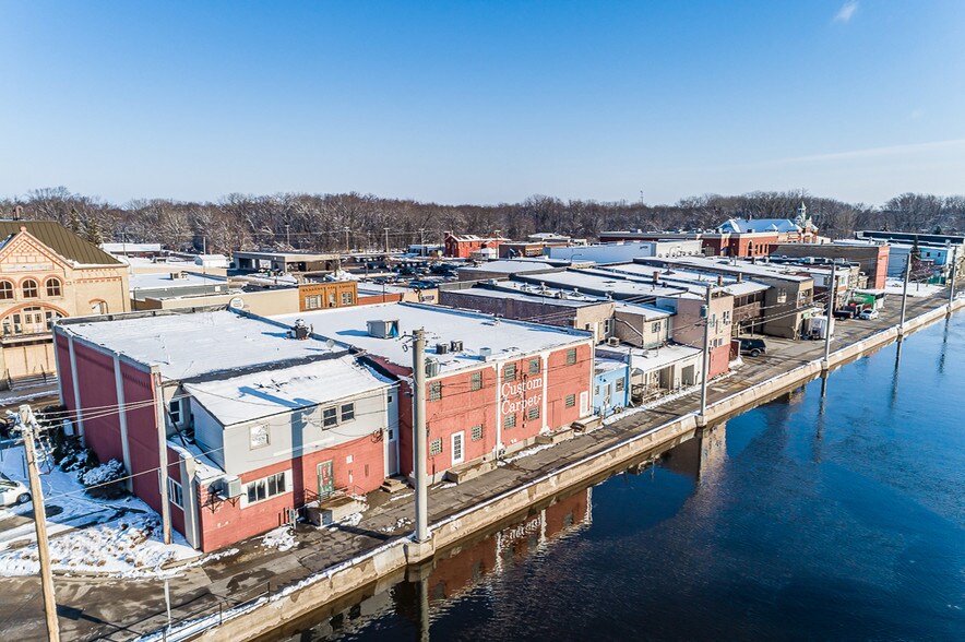 More Photos Of 318 W North Water St, New London Bar For Sale