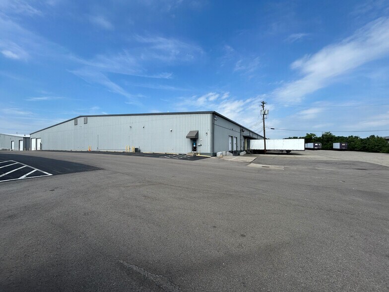 Primary Photo Of 11093 Kenwood Rd, Blue Ash Warehouse For Lease