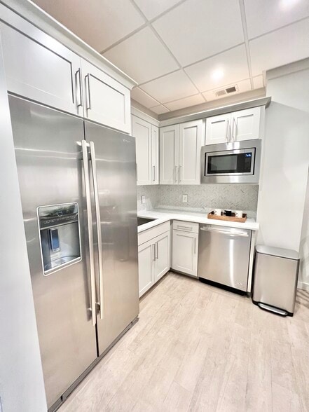 More Photos Of 245 Seven Farms Dr, Daniel Island Office For Lease