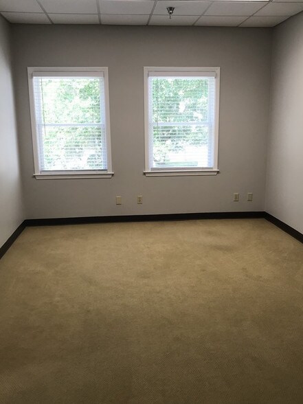 More Photos Of 400 Main St, Hilton Head Office For Lease