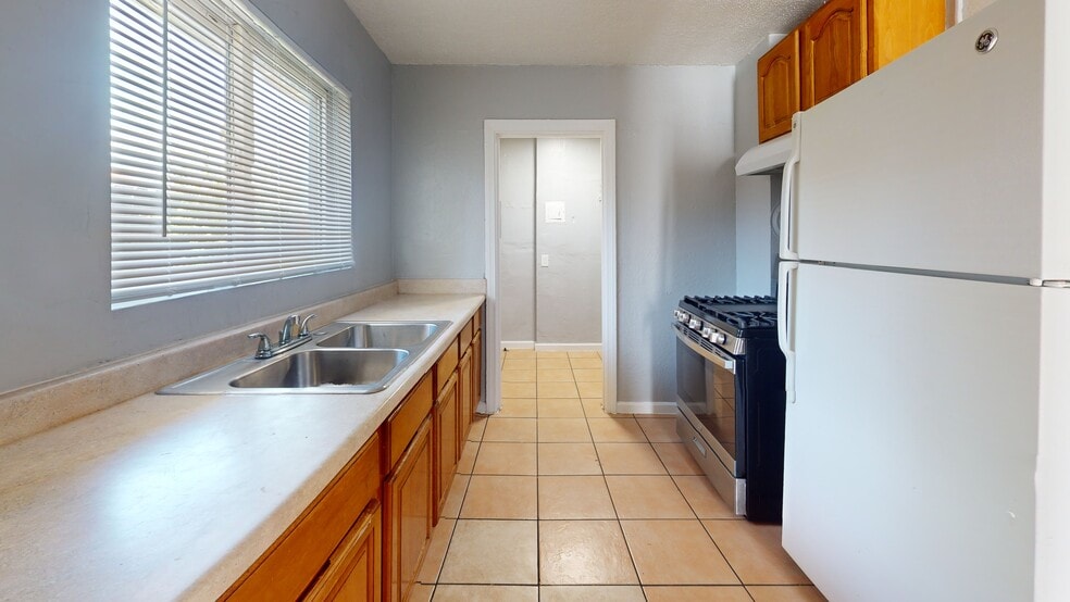 More Photos Of 6619-6625 Bancroft Ave, Oakland Apartments For Sale