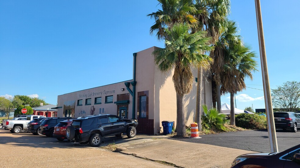 More Photos Of 221 6th St N, Texas City General Retail For Sale