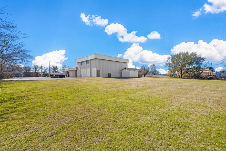 More Photos Of 5605 Wesley St, Greenville Flex For Lease