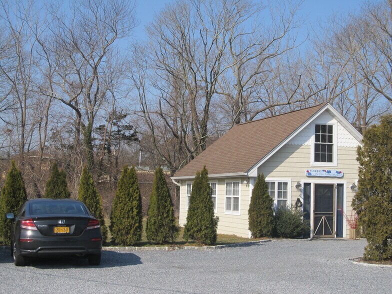 More Photos Of 591 Main St, Center Moriches Apartments For Lease