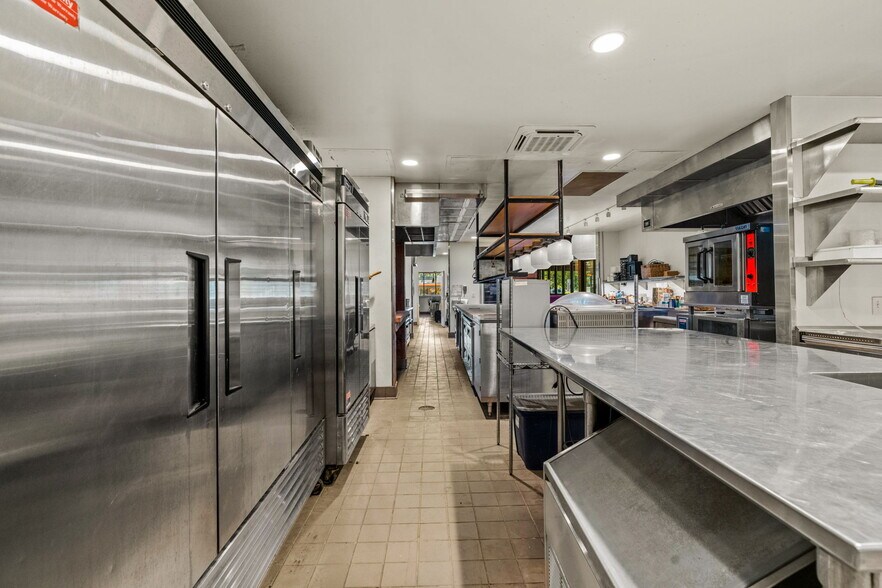 More Photos Of 2708 E Cesar Chavez St, Austin Restaurant For Sale