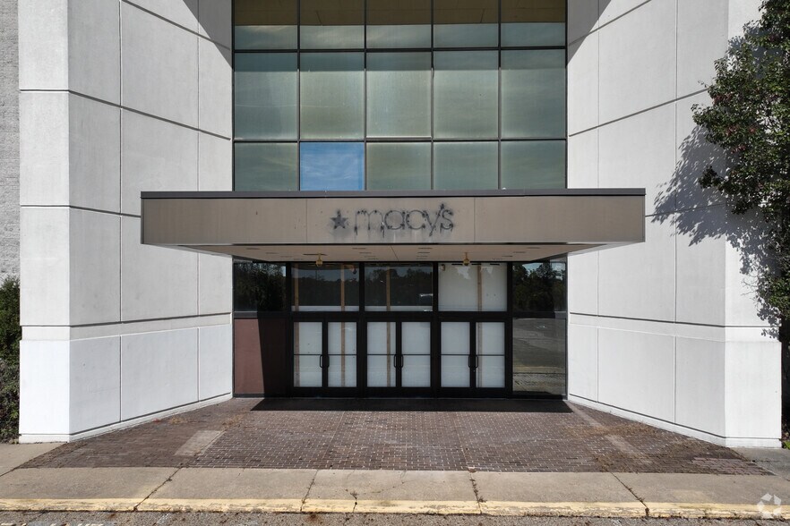 More Photos Of 100 Mall Dr, Steubenville Department Store For Lease