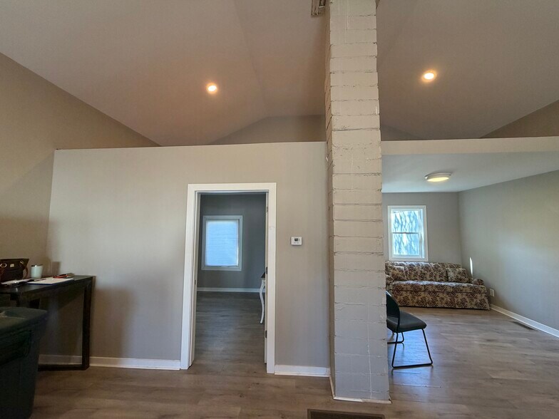 More Photos Of 105 W Vine St, Yutan General Retail For Sale