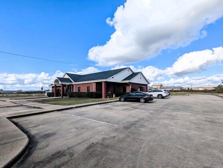 More Photos Of 8109 Smith Rd, Beaumont Office For Sale