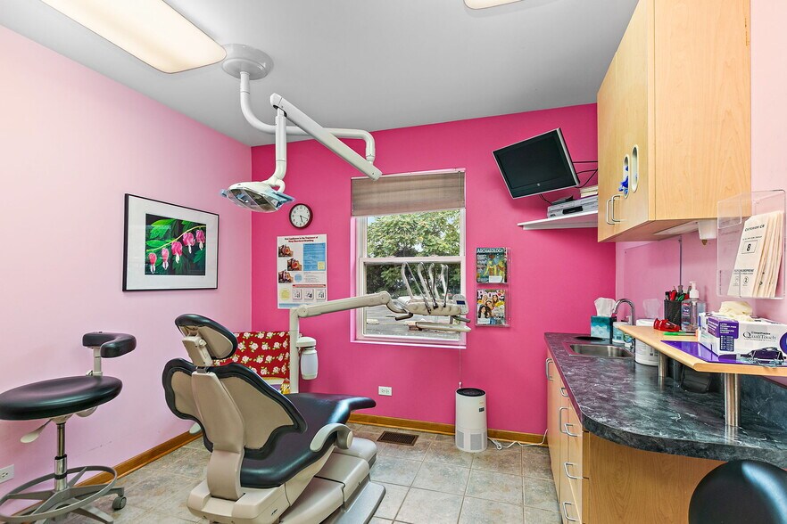 More Photos Of 712 W Main St, West Dundee Medical For Sale