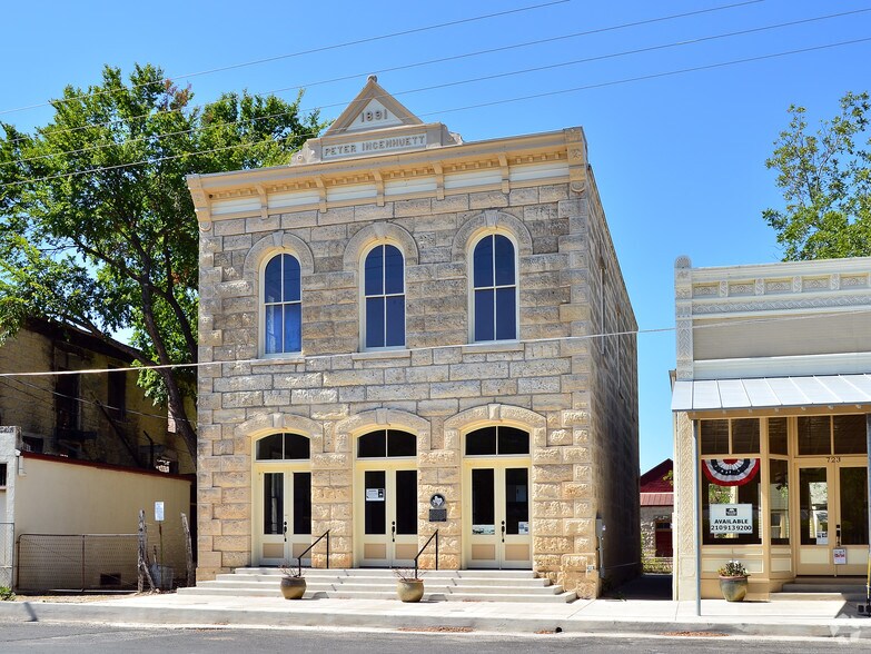 More Photos Of 725 High St, Comfort Storefront For Lease