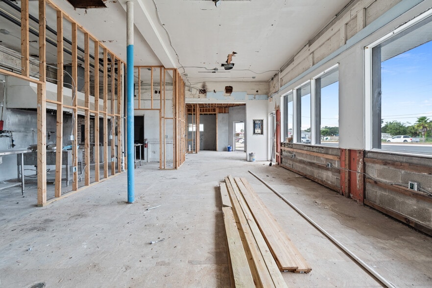 More Photos Of 2543 S Harbor City Blvd, Melbourne General Retail For Lease
