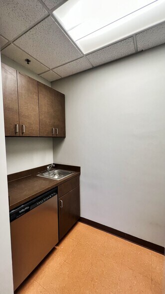 More Photos Of 2850 Cutters Grove Ave, Anoka Office For Lease