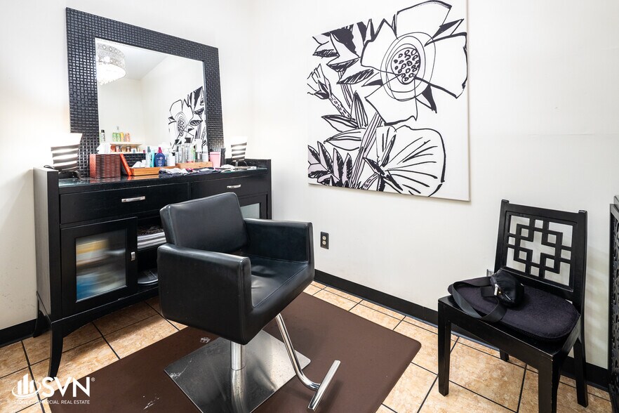 More Photos Of 121 Malabu Dr, Lexington Office For Sale