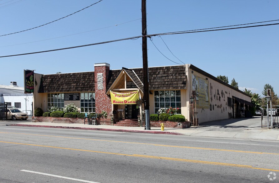More Photos Of 18215-18217 Parthenia St, Northridge Storefront For Lease