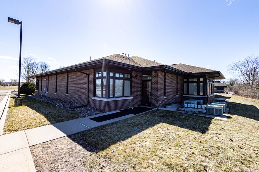 More Photos Of 1110 Oak Ridge Dr, Eau Claire Medical For Lease