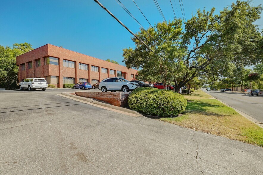 More Photos Of 5750 Balcones Dr, Austin Medical For Sale