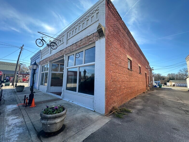 More Photos Of 13 Public Sq, Bowman Storefront For Sale