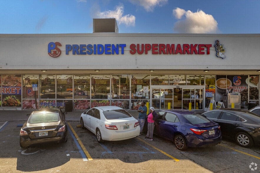 More Photos Of 400-488 NE 125th St, North Miami General Retail For Lease