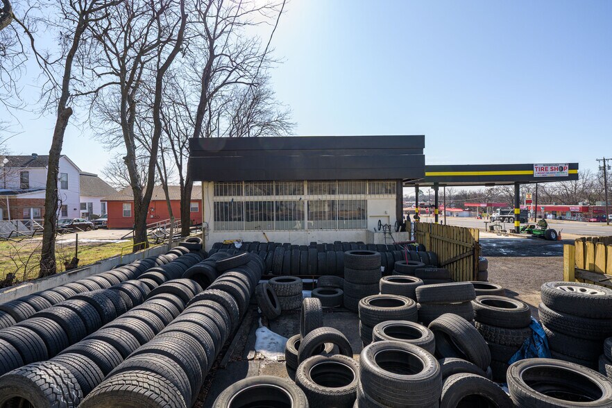 More Photos Of 1320 S Austin Ave, Denison General Retail For Sale