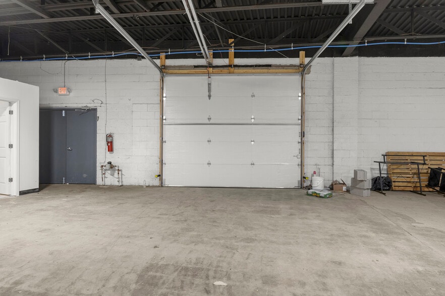 More Photos Of 1056-1060 Southfield Rd, Lincoln Park Freestanding For Lease