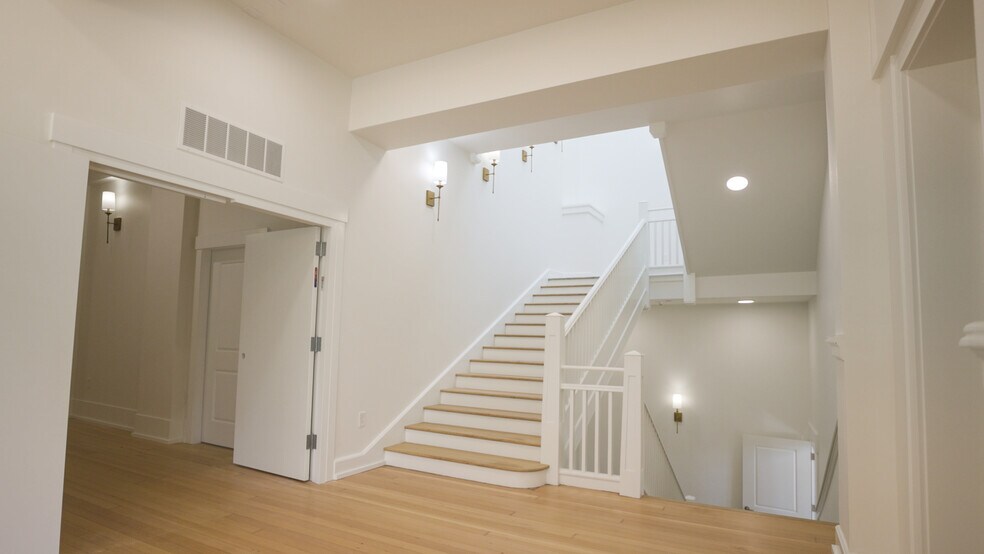 More Photos Of 550 N 1st St, Woodburn Office For Sale