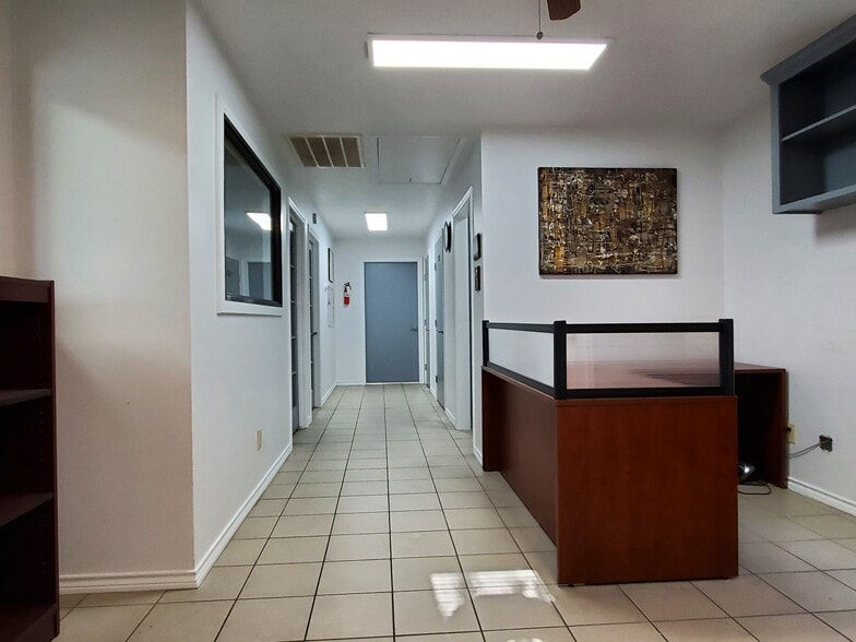 More Photos Of 2409 Maxwell Ln, Deer Park Office For Lease