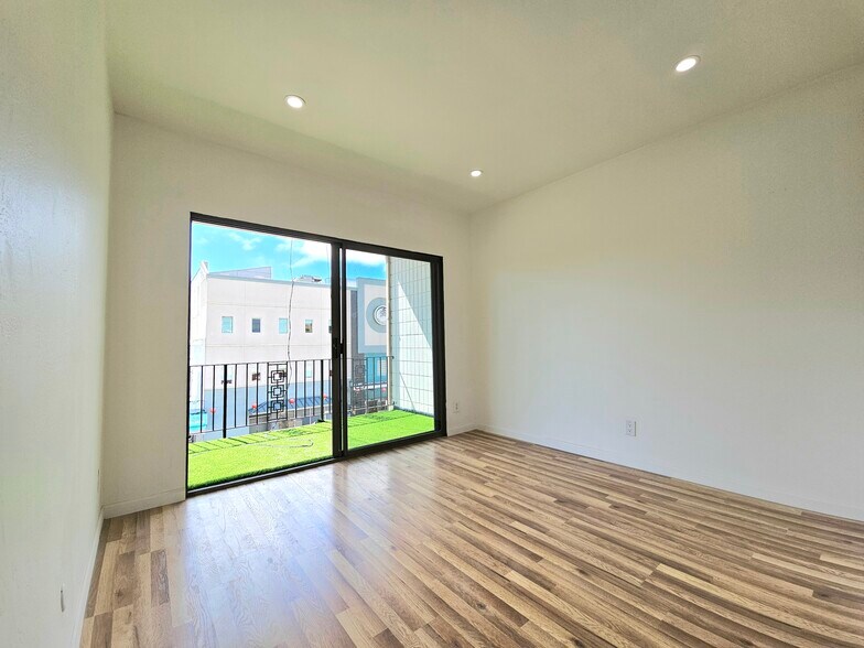 More Photos Of 823 Webster St, Oakland Storefront Retail Residential For Sale