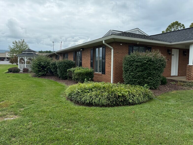 More Photos Of 1031 S Main St, Woodstock Medical For Sale