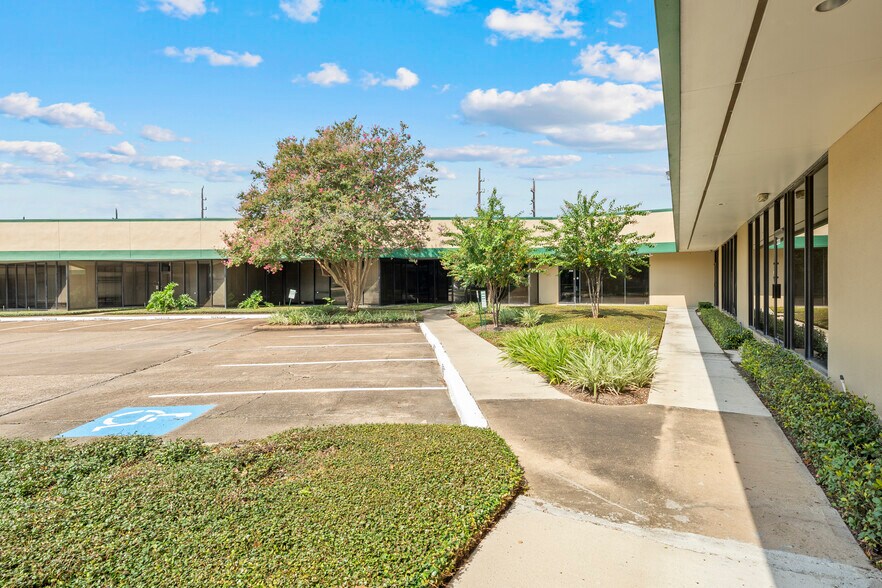 More Photos Of 11200-11248 Wilcrest Green Dr, Houston Unknown For Lease