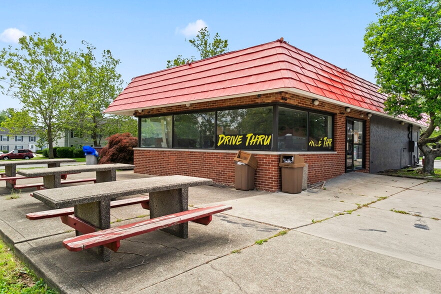 More Photos Of 1900 Tamarack Cir S, Columbus Fast Food For Lease