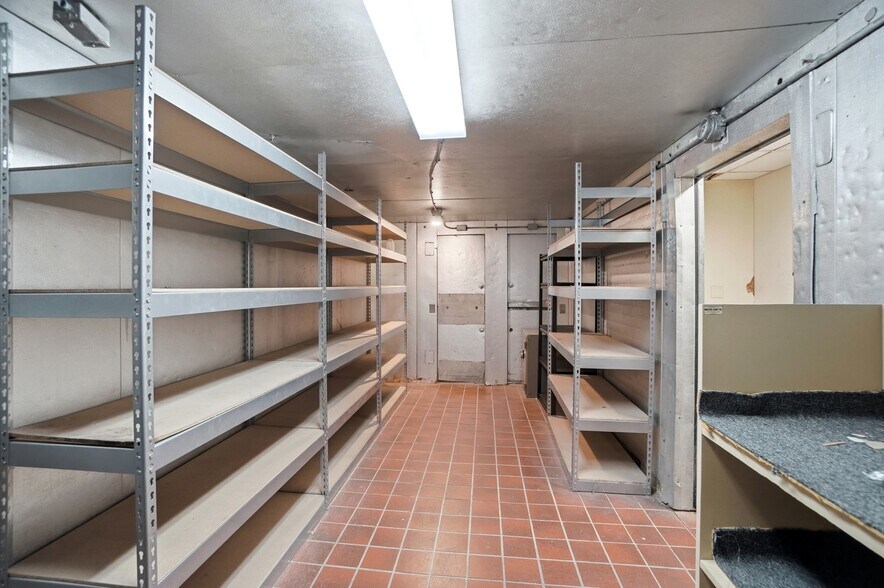 More Photos Of 309 E Leffel Ln, Springfield Freestanding For Sale