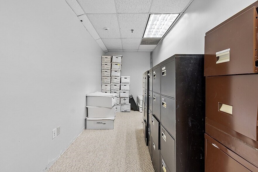 More Photos Of 141 Great Rd, Acton Storefront For Lease