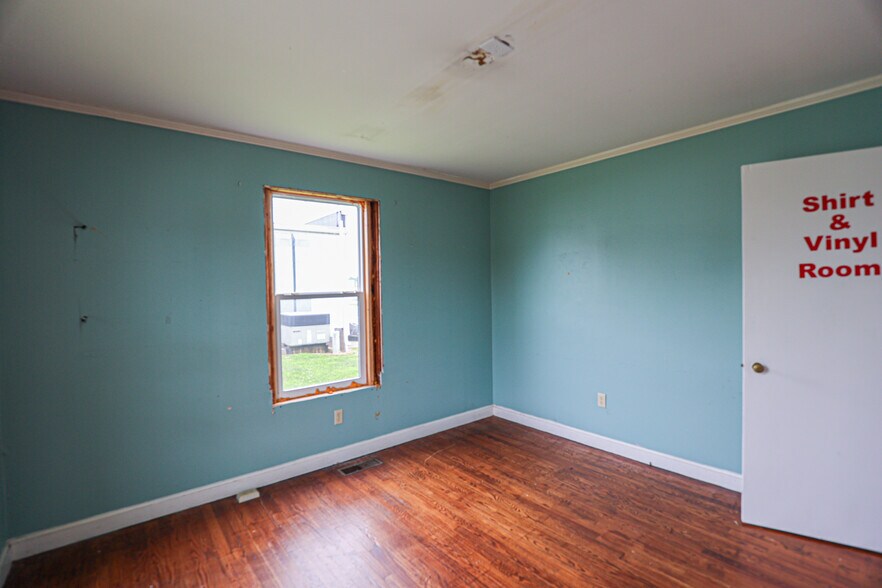 More Photos Of 806 Poplar St, Benton Office For Sale