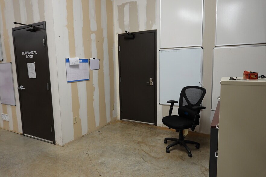 More Photos Of 2051 Bender Ln, Arnold Flex For Sale